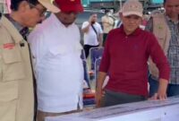 Wagub Fadhlullah secara langsung menjelaskan kepada Dony Oskaria berbagai kebutuhan utama masyarakat terdampak, mulai dari kelayakan hunian, sarana pendukung, hingga perencanaan pembangunan rumah permanen yang aman dan adaptif terhadap potensi banjir.