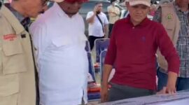 Wagub Fadhlullah secara langsung menjelaskan kepada Dony Oskaria berbagai kebutuhan utama masyarakat terdampak, mulai dari kelayakan hunian, sarana pendukung, hingga perencanaan pembangunan rumah permanen yang aman dan adaptif terhadap potensi banjir.