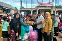 Tim Yayasan Srikandi Lhokseumawe menyerahkan bantuan di Posko Pengungsian Korban Banjir Gampong Riseh Tunong, Kecamatan Sawang, Aceh Utara, diterima Keuchik Abdurrahman, Sabtu, 20 Desember 2025 ( Sumber foto,/Ramazani)