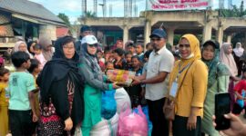 Tim Yayasan Srikandi Lhokseumawe menyerahkan bantuan di Posko Pengungsian Korban Banjir Gampong Riseh Tunong, Kecamatan Sawang, Aceh Utara, diterima Keuchik Abdurrahman, Sabtu, 20 Desember 2025 ( Sumber foto,/Ramazani)