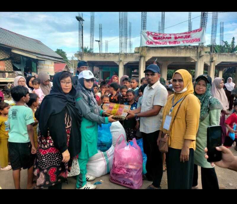 Tim Yayasan Srikandi Lhokseumawe menyerahkan bantuan di Posko Pengungsian Korban Banjir Gampong Riseh Tunong, Kecamatan Sawang, Aceh Utara, diterima Keuchik Abdurrahman, Sabtu, 20 Desember 2025 ( Sumber foto,/Ramazani)