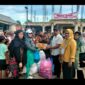 Tim Yayasan Srikandi Lhokseumawe menyerahkan bantuan di Posko Pengungsian Korban Banjir Gampong Riseh Tunong, Kecamatan Sawang, Aceh Utara, diterima Keuchik Abdurrahman, Sabtu, 20 Desember 2025 ( Sumber foto,/Ramazani)