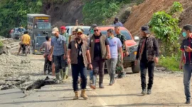 Bupati menambahkan, ia sebelumnya juga pernah mengantarkan bantuan hingga perbatasan Penaron, namun perjalanan kali ini menjadi yang paling sulit.