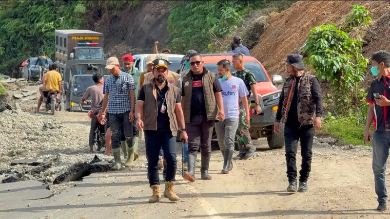 Bupati menambahkan, ia sebelumnya juga pernah mengantarkan bantuan hingga perbatasan Penaron, namun perjalanan kali ini menjadi yang paling sulit.