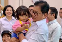 Jakarta (14/12) – Wakil Menteri Transmigrasi Viva Yoga Mauladi secara resmi melepas keberangkatan 15 kepala keluarga yang terdiri dari 51 transmigran asal Daerah Istimewa Yogyakarta menuju Kabupaten Poso, Sulawesi Tengah, dan Polewali Mandar, Sulawesi Barat, pada Ahad (14/12) siang. foto IST