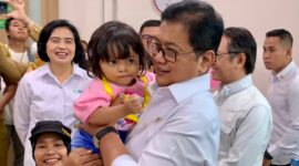 Jakarta (14/12) – Wakil Menteri Transmigrasi Viva Yoga Mauladi secara resmi melepas keberangkatan 15 kepala keluarga yang terdiri dari 51 transmigran asal Daerah Istimewa Yogyakarta menuju Kabupaten Poso, Sulawesi Tengah, dan Polewali Mandar, Sulawesi Barat, pada Ahad (14/12) siang. foto IST