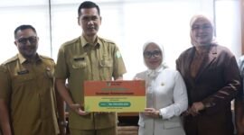  Sekretaris Daerah (Sekda) Aceh, M. Nasir, menerima kedatangan rombongan Pemerintah Kota Palu, Sulawesi Tengah, yang menyerahkan bantuan kemanusiaan bagi korban bencana hidrometeorologi di Aceh. Penyerahan bantuan berlangsung di Kantor Gubernur Aceh, Senin (15/12).