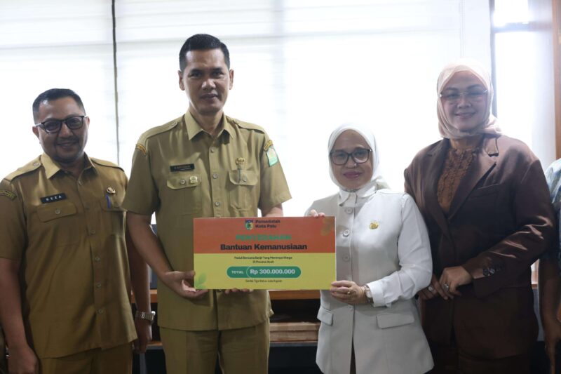  Sekretaris Daerah (Sekda) Aceh, M. Nasir, menerima kedatangan rombongan Pemerintah Kota Palu, Sulawesi Tengah, yang menyerahkan bantuan kemanusiaan bagi korban bencana hidrometeorologi di Aceh. Penyerahan bantuan berlangsung di Kantor Gubernur Aceh, Senin (15/12).