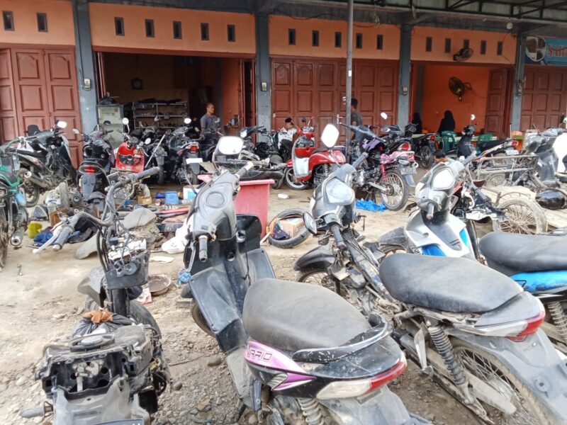 Deretan Sepeda Motor rusak akibat banjir di salah satu bengkel di Pidie Jaya.(11/01). Foto.Jurnalis TLii 
