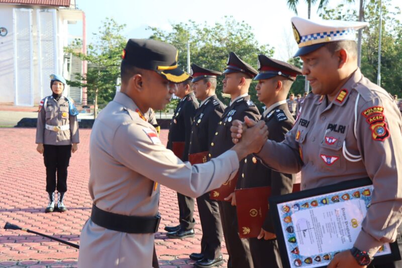 22 Personel Polres Aceh Besar Terima Tanda Kehormatan Satya Lancana Pengabdian