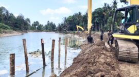 Alat berat sedang bekerja menormalisasi sungai di Gampong Teupin Peuraho Kecamatan Meureudu Pidie Jaya, Senin (12/01) Foto Ist.