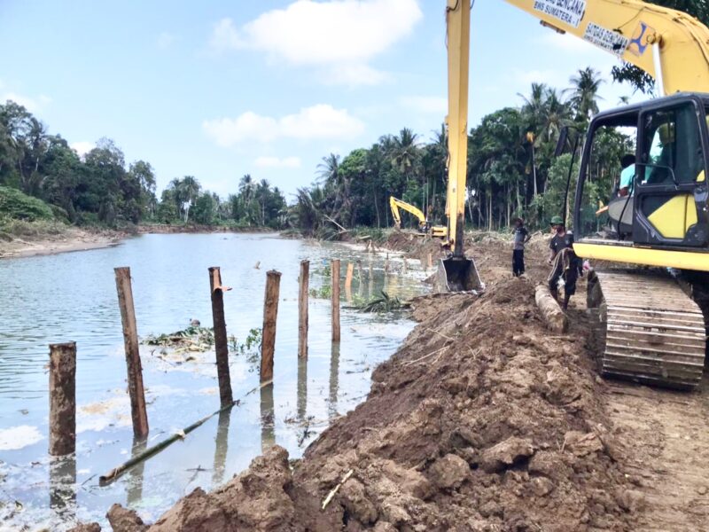 Alat berat sedang bekerja menormalisasi sungai di Gampong Teupin Peuraho Kecamatan Meureudu Pidie Jaya, Senin (12/01) Foto Ist.