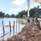 Alat berat sedang bekerja menormalisasi sungai di Gampong Teupin Peuraho Kecamatan Meureudu Pidie Jaya, Senin (12/01) Foto Ist.