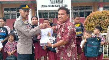 Kapolri Salurkan Ratusan Paket Perlengkapan Sekolah untuk Siswa Terdampak Bencana di Tapteng