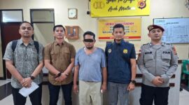 Tim Ditreskrimsus Polda Aceh menunjukkan tersangka berinisial DS yang diamankan terkait dugaan penyebaran ujaran kebencian dan penistaan agama melalui media sosial, di Mapolda Aceh, Sabtu (21/2/2026). Foto: (Humas Polda Aceh).