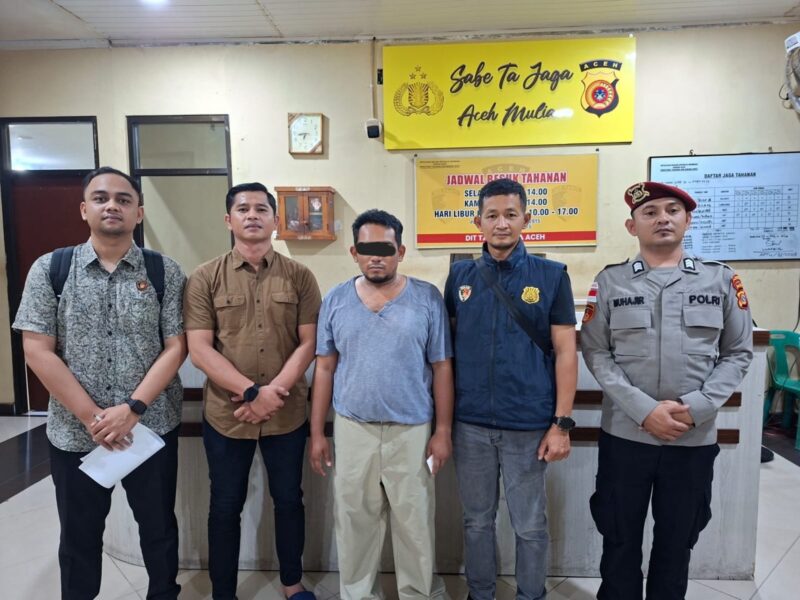 Tim Ditreskrimsus Polda Aceh menunjukkan tersangka berinisial DS yang diamankan terkait dugaan penyebaran ujaran kebencian dan penistaan agama melalui media sosial, di Mapolda Aceh, Sabtu (21/2/2026). Foto: (Humas Polda Aceh).