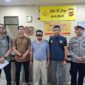 Tim Ditreskrimsus Polda Aceh menunjukkan tersangka berinisial DS yang diamankan terkait dugaan penyebaran ujaran kebencian dan penistaan agama melalui media sosial, di Mapolda Aceh, Sabtu (21/2/2026). Foto: (Humas Polda Aceh).