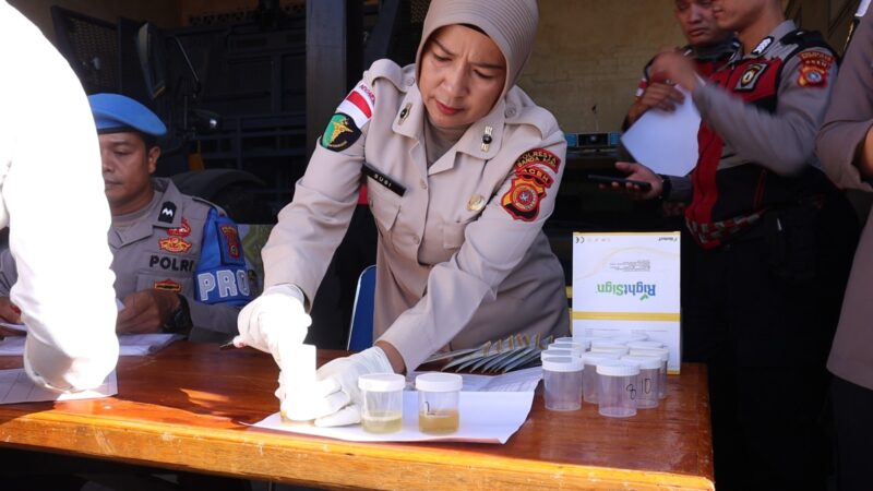 Mencegah dan memitigasi penyalahgunaan narkoba di lingkungan internal, Sipropam Polresta Banda Aceh menggelar kegiatan cek urine mendadak kepada anggota, Senin (23/2/2026). 