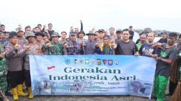 Polres Lhokseumawe Bersama TNI dan Pemda Setempat Bersihkan 1 Km Pantai Ujung Blang Dukung Gerakan Nasional ASRI