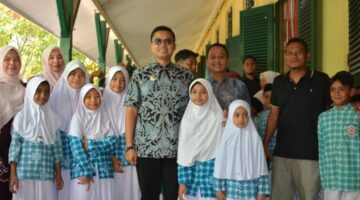 Pemko Langsa Bagikan 13.186 Paket Peralatan Sekolah Pascabanjir