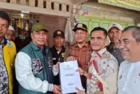 SERAHKAN PERMOHONAN - Anggota DPRK Aceh Timur Fraksi PKB, Zulmi bersama Wakil Bupati Aceh Timur, T Zainal Abidin, menyerahkan permohonan pembangunan jalan dan jembatan Keude Geurebak kepada Anggota DPR RI, H Ruslan Daud (HRD) pada Jumat (27/2/2026)