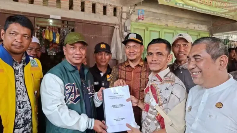SERAHKAN PERMOHONAN - Anggota DPRK Aceh Timur Fraksi PKB, Zulmi bersama Wakil Bupati Aceh Timur, T Zainal Abidin, menyerahkan permohonan pembangunan jalan dan jembatan Keude Geurebak kepada Anggota DPR RI, H Ruslan Daud (HRD) pada Jumat (27/2/2026)