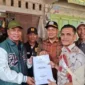 SERAHKAN PERMOHONAN - Anggota DPRK Aceh Timur Fraksi PKB, Zulmi bersama Wakil Bupati Aceh Timur, T Zainal Abidin, menyerahkan permohonan pembangunan jalan dan jembatan Keude Geurebak kepada Anggota DPR RI, H Ruslan Daud (HRD) pada Jumat (27/2/2026)