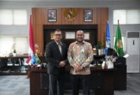 Direktur Utama Bank Aceh Fadhil Ilyas berfoto bersama Rektor Universitas Syiah Kuala Mirza Tabrani usai pertemuan silaturahmi dan diskusi penjajakan kerja sama strategis di Banda Aceh, Senin (06/04/2026). Foto: (Humas Aceh).