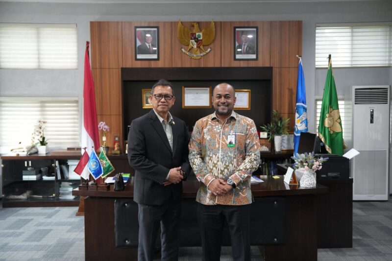 Direktur Utama Bank Aceh Fadhil Ilyas berfoto bersama Rektor Universitas Syiah Kuala Mirza Tabrani usai pertemuan silaturahmi dan diskusi penjajakan kerja sama strategis di Banda Aceh, Senin (06/04/2026). Foto: (Humas Aceh).