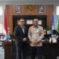 Direktur Utama Bank Aceh Fadhil Ilyas berfoto bersama Rektor Universitas Syiah Kuala Mirza Tabrani usai pertemuan silaturahmi dan diskusi penjajakan kerja sama strategis di Banda Aceh, Senin (06/04/2026). Foto: (Humas Aceh).
