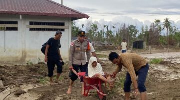 Humanis dan Sigap, Polres Pidie Jaya Berhasil Evakuasi Tiga Lansia Terisolir Banjir di Meureudu