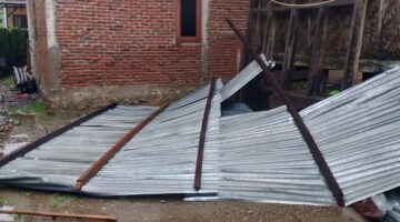 Angin Kencang Terbangkan Atap Rumah di Montasik, Dinsos dan Tagana Bergerak Cepat Lakukan Pendataan