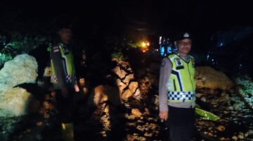 Longsor Tutup Jalan Nasional Tapaktuan–Subulussalam, Personel Polsek Bakongan Timur Gerak Cepat.