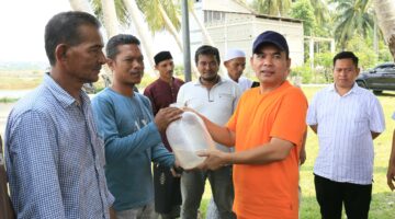 Wali Kota Lhokseumawe Bersama Ketua Forikan Salurkan Bantuan Benur Udang Vaname dari BPBAP Ujung Batee di Blang Mangat