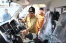 Bupati Pidie Jaya, H. Sibral Malasyi MA, S.Sos, ME. d dampingi Kepala Dinas Kesehatan  Eddy Azwar, S.KP.M.Kes, melihat kondisi Ambulans bantuan Presiden. setelah penyerahan ke puskesmas Meureudu, Selasa(28/4) foto. Ist.