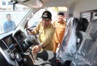 Bupati Pidie Jaya, H. Sibral Malasyi MA, S.Sos, ME. d dampingi Kepala Dinas Kesehatan  Eddy Azwar, S.KP.M.Kes, melihat kondisi Ambulans bantuan Presiden. saat penyerahan ke puskesmas Meureudu, Selasa(28/4) foto. Ist.