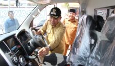 Bupati Pidie Jaya, H. Sibral Malasyi MA, S.Sos, ME. d dampingi Kepala Dinas Kesehatan  Eddy Azwar, S.KP.M.Kes, melihat kondisi Ambulans bantuan Presiden. setelah penyerahan ke puskesmas Meureudu, Selasa(28/4) foto. Ist.