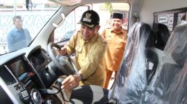 Bupati Pidie Jaya, H. Sibral Malasyi MA, S.Sos, ME. d dampingi Kepala Dinas Kesehatan  Eddy Azwar, S.KP.M.Kes, melihat kondisi Ambulans bantuan Presiden. saat penyerahan ke puskesmas Meureudu, Selasa(28/4) foto. Ist.