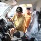 Bupati Pidie Jaya, H. Sibral Malasyi MA, S.Sos, ME. d dampingi Kepala Dinas Kesehatan  Eddy Azwar, S.KP.M.Kes, melihat kondisi Ambulans bantuan Presiden. saat penyerahan ke puskesmas Meureudu, Selasa(28/4) foto. Ist.