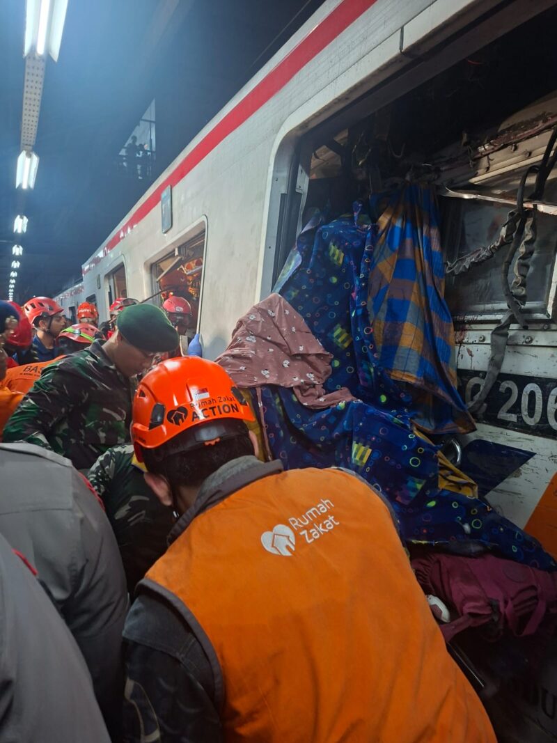 Rumah Zakat Terjunkan Relawan Bantu Evakuasi Korban Kecelakaan KRL di Bekasi Timur