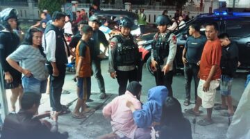 Gerak Cepat Patroli Brimob Polda Sumut Evakuasi Korban Laka Lantas di Jalan William Iskandar