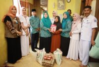 Ketua Tim Penggerak PKK Kabupaten Pidie Jaya, Ny. Asmawati Sibral Malasyi, bersama Kepala Dinas Kesehatan dan Keluarga Berencana Pidie Jaya, beserta jajaran, serta Kepala Dinas Sosial P3A setempat, melakukan kunjungan kemanusiaan ke rumah Muhammad di Desa Kayee Jatoe, Kecamatan Bandar Baru.. Rabu(30/4) foto.Ist