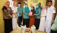 Ketua Tim Penggerak PKK Kabupaten Pidie Jaya, Ny. Asmawati Sibral Malasyi, bersama Kepala Dinas Kesehatan dan Keluarga Berencana Pidie Jaya, beserta jajaran, serta Kepala Dinas Sosial P3A setempat, melakukan kunjungan kemanusiaan ke rumah Muhammad di Desa Kayee Jatoe, Kecamatan Bandar Baru.. Rabu(30/4) foto.Ist