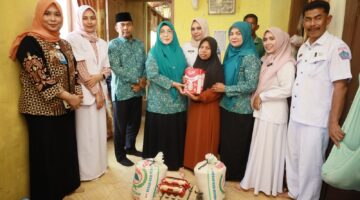 Ketua Tim Penggerak PKK Kabupaten Pidie Jaya, Ny. Asmawati Sibral Malasyi, bersama Kepala Dinas Kesehatan dan Keluarga Berencana Pidie Jaya, beserta jajaran, serta Kepala Dinas Sosial P3A setempat, melakukan kunjungan kemanusiaan ke rumah Muhammad di Desa Kayee Jatoe, Kecamatan Bandar Baru.. Rabu(30/4) foto.Ist