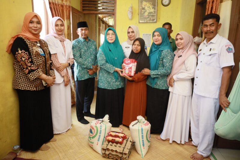 Ketua Tim Penggerak PKK Kabupaten Pidie Jaya, Ny. Asmawati Sibral Malasyi, bersama Kepala Dinas Kesehatan dan Keluarga Berencana Pidie Jaya, beserta jajaran, serta Kepala Dinas Sosial P3A setempat, melakukan kunjungan kemanusiaan ke rumah Muhammad di Desa Kayee Jatoe, Kecamatan Bandar Baru.. Rabu(30/4) foto.Ist