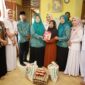 Ketua Tim Penggerak PKK Kabupaten Pidie Jaya, Ny. Asmawati Sibral Malasyi, bersama Kepala Dinas Kesehatan dan Keluarga Berencana Pidie Jaya, beserta jajaran, serta Kepala Dinas Sosial P3A setempat, melakukan kunjungan kemanusiaan ke rumah Muhammad di Desa Kayee Jatoe, Kecamatan Bandar Baru.. Rabu(30/4) foto.Ist
