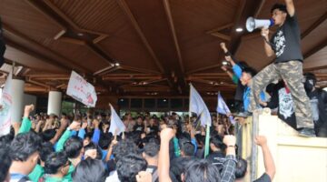 Ratusan Mahasiswa Kepung Kantor Gubernur Aceh,Tuntut Pencabutan  Pergub JKA