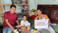 Tim Rumah Zakat Sambangi Putri Raisa Aceh Besar Penderita Tumor Kaki, Berikan Bantuan Kesehatan dan Harapan Baru