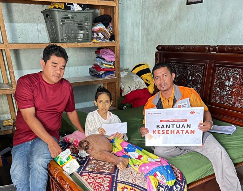 Tim Rumah Zakat Sambangi Putri Raisa Aceh Besar Penderita Tumor Kaki, Berikan Bantuan Kesehatan dan Harapan Baru