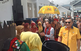 Tari Belo Mesusun Sambut Kedatangan Menteri Kependudukan Dan Pembangunan Keluarga Di Agara.